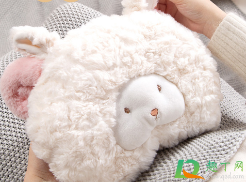 暖手宝可以放在被子里吗(暖手宝放被子里会上火吗)