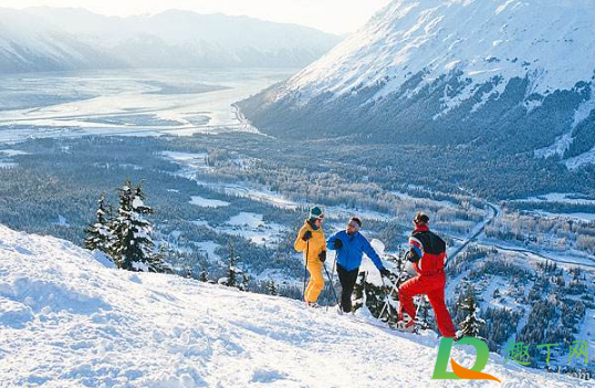 滑雪服是越厚越暖和吗(滑雪服比羽绒服暖和吗)