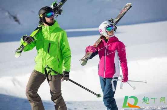 滑雪服穿着去还是带着去换(滑雪需要带换洗衣物吗) 滑雪服穿着去还是带着去换(滑雪需要带换洗衣物吗)