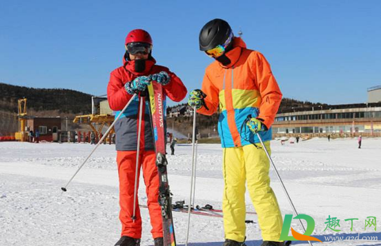滑雪服要自己带吗(滑雪服平时可以装吗)