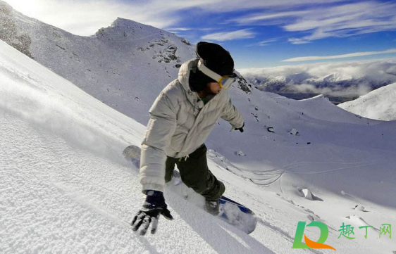 滑雪服穿什么颜色的好(滑雪穿什么颜色好看)