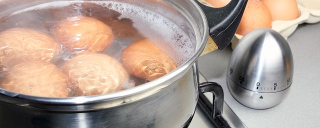 鸡蛋含铁量大吗(鸡蛋含铁蛋白高吗?)