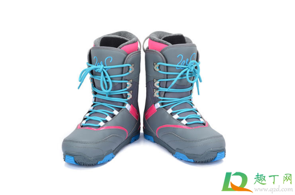 滑雪鞋是直接穿还是套着鞋穿(滑雪鞋里面还用穿鞋吗)