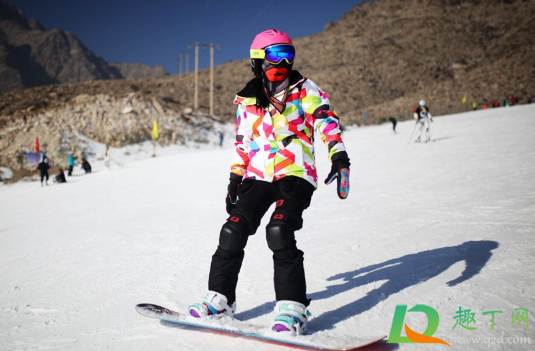 滑雪服要买大一号的吗(滑雪鞋要买大一号吗)