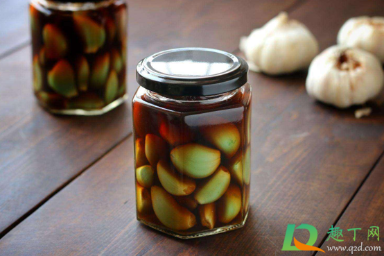 腊八蒜放白醋能变绿吗(腊八蒜用白米醋会绿吗)