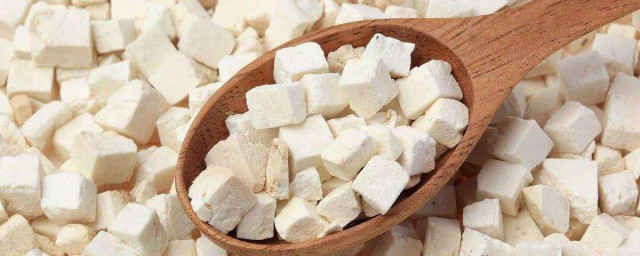 茯苓粉有什么功效和作用(茯苓粉的功效与作用是什么?)