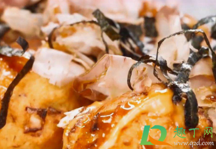 章鱼小丸子撒的很薄的是什么(章鱼小丸子上面撒的木屑)