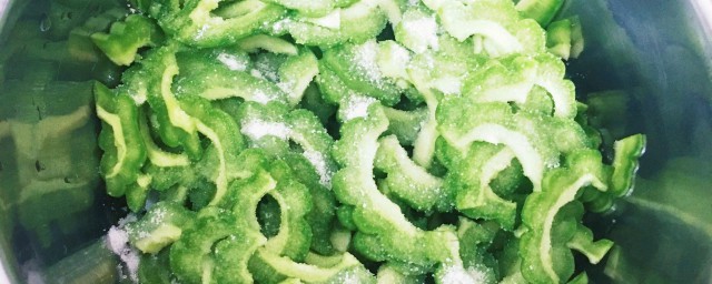 苦瓜有什么功效(鸭子炖苦瓜有什么功效)