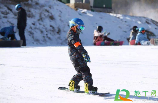 滑雪服里面要穿厚的衣服吗(滑雪服厚么)