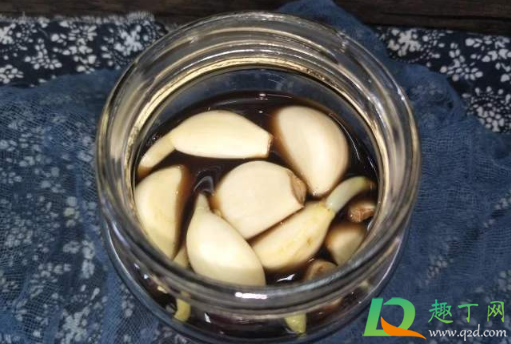 腊八蒜为什么不变色(我做的腊八蒜为什么不变绿色)