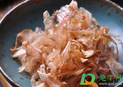 章鱼小丸子撒的很薄的是什么(章鱼小丸子上面撒的木屑)