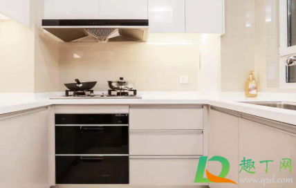 厨房烤漆柜子门油怎么擦(厨房烤漆门怎么清洗)