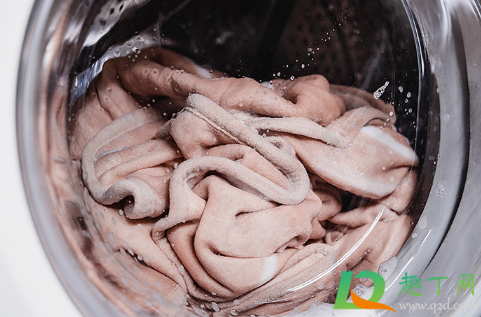 插电热毯可以铺加绒的床单吗(电热毯上面铺绒毯可以吗)