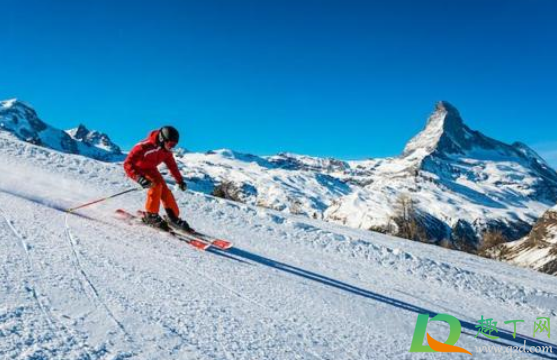 滑雪服是越厚越暖和吗(滑雪服比羽绒服暖和吗)