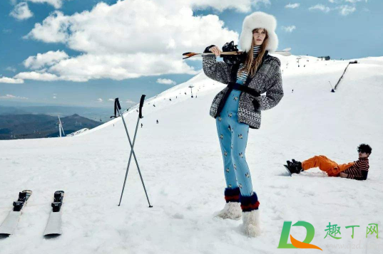 滑雪服穿着去还是带着去换(滑雪需要带换洗衣物吗)