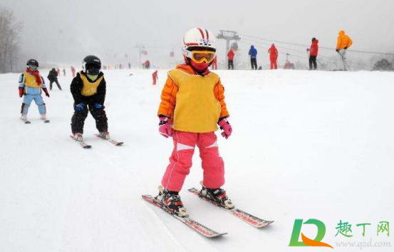 滑雪鞋是直接穿还是套着鞋穿(滑雪鞋里面还用穿鞋吗)