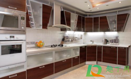 厨房烤漆柜子门油怎么擦(厨房烤漆门怎么清洗)