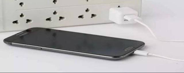 手机充电器坏了如何使其再充电(手机把充电器充坏了)