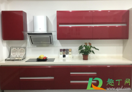 厨房烤漆柜子门油怎么擦(厨房烤漆门怎么清洗)