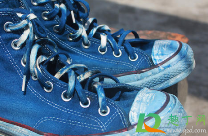 鞋子染了牛仔裤的蓝怎么办(蓝色牛仔裤染了红色怎么办)