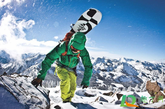 滑雪服是越厚越暖和吗(滑雪服比羽绒服暖和吗)