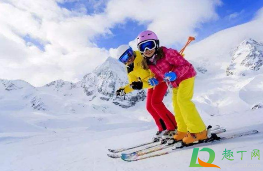 滑雪服里面穿一件卫衣够了吗(为什么有人穿卫衣去滑雪)