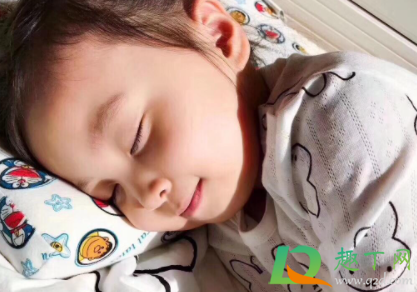 儿童乳胶枕头多大的小孩可以用(宝宝多大可以用乳胶枕头)