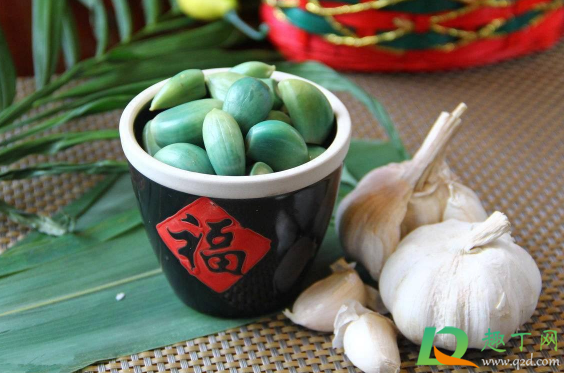 腊八蒜用热醋泡吗(腊八蒜能用热醋泡吗)