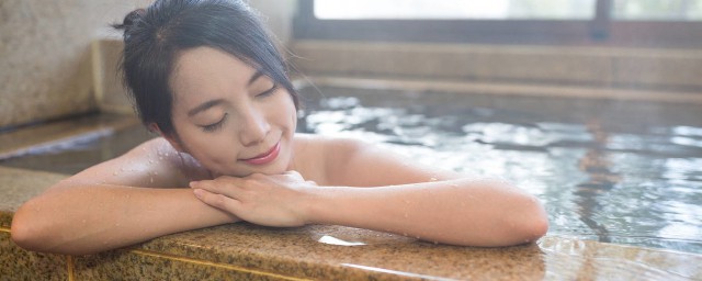 何种情况下不能泡澡(什么人不宜泡澡时间过长)