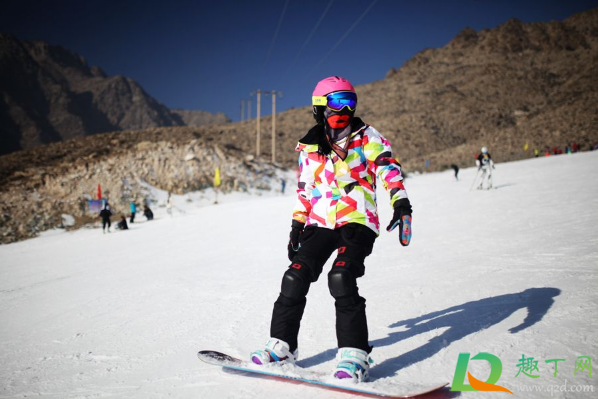 滑雪鞋要刚好还是小一点(滑雪鞋偏大还是偏小)