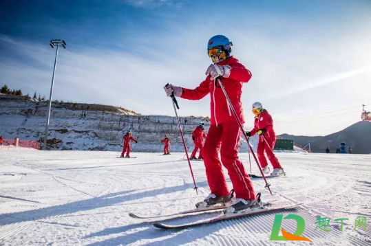 滑雪服穿大一点还是小一点(滑雪服偏大点好)
