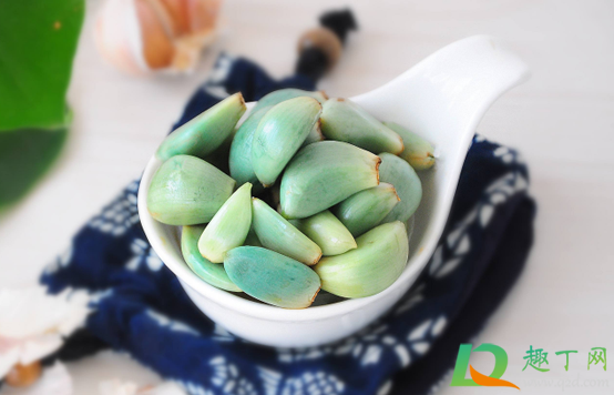 腊八蒜放白醋能变绿吗(腊八蒜用白米醋会绿吗)