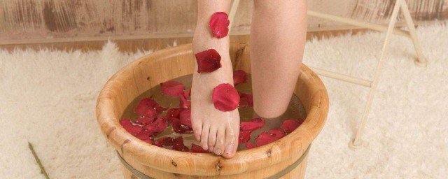泡脚对缓解头痛有哪些好处(泡脚对头部有好处吗)