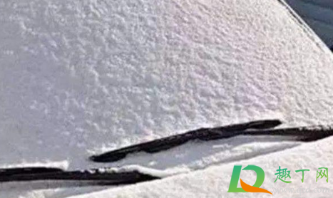 下雪天需要把雨刮器竖起来吗(下雪天是不是要把雨刮器竖起来)