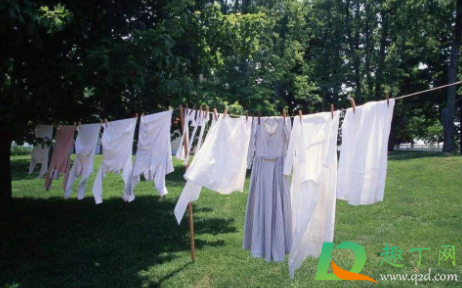 晾衣服在屋里还是在外面干的快(衣服放屋里干的快还是在外面)