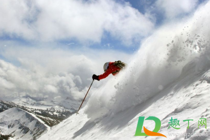 学滑雪穿什么衣服(去滑雪应该穿什么衣服)