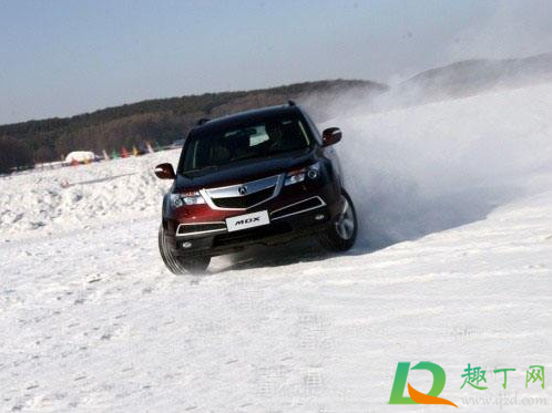下雪天开车是跟前车印记走还是自己走好(雪地开车应该走车辙印吗)