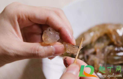 明虾的虾线怎么去掉(虾的虾线在哪里怎么去除)