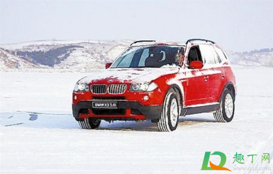 下雪天车上的雪要扫掉吗(下大雪后车上的雪用不用扫)