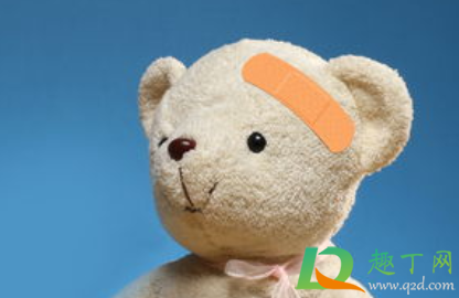 创可贴会和伤口处的血肉粘在一起吗(伤口会和创可贴粘起来吗)