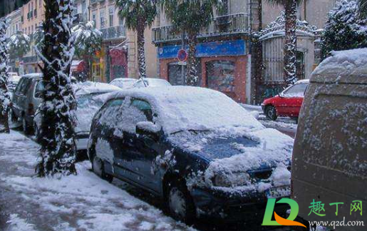 车上的积雪用凉水冲吗(车上的雪可以直接用水冲吗)