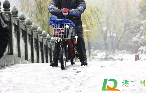 下雪电动车可以在外面吗(下雪电动车可以在户外充电吗) 下雪电动车可以在外面吗(下雪电动车可以在户外充电吗)