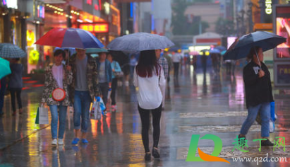 走路带泥巴怪鞋子吗(带泥的鞋子)