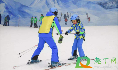 滑雪先学单板还是双板(初次滑雪学单板还是双板)