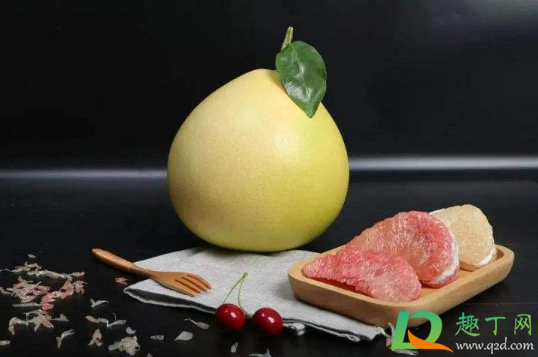 柚子其中一掰发霉其他掰能吃吗(拨开的柚子发了一点霉可以吃吗)