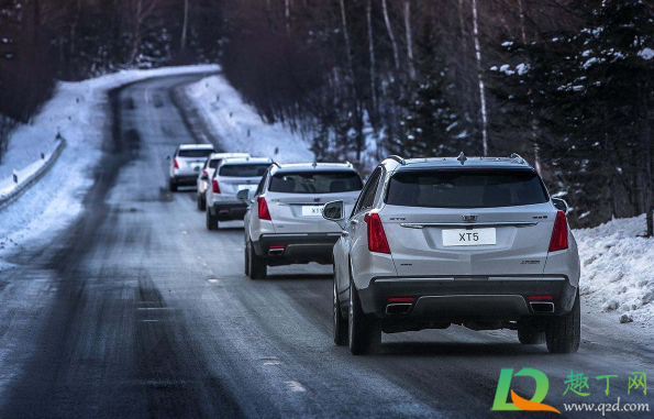 下雪天开车开暖风还是冷风(下雪天车内开冷风还是暖风)