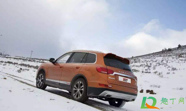 车上的积雪是自然化掉好还是扫掉好(车上积雪用什么扫)