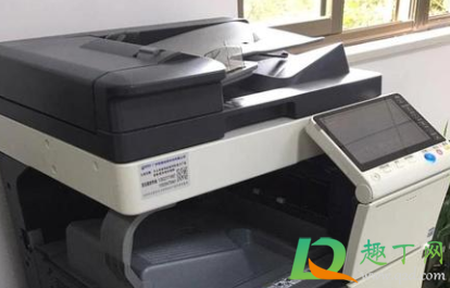 复印机的纸卡住了不出来怎么办(复印机如果纸带卡住怎么办)