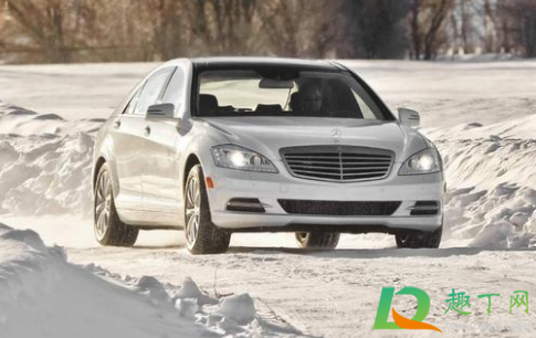 下雪天开车可以踩刹车吗(下雪天怎么踩刹车)