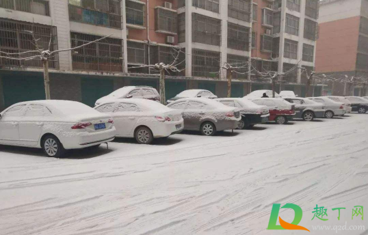 车上的积雪用凉水冲吗(车上的雪可以直接用水冲吗)